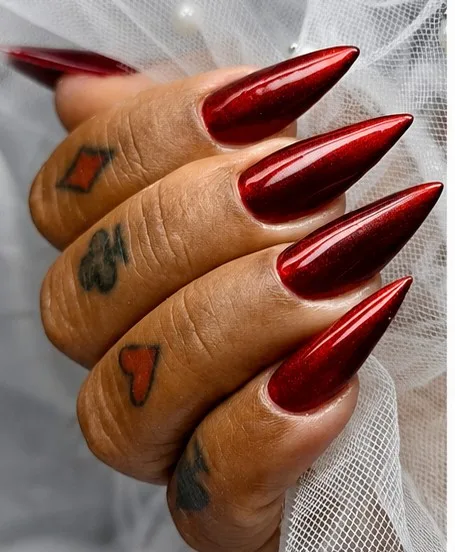 Alongamento em gel vermelho com efeito stiletto