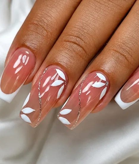 Nail art francesinha com glitter e folhas brancas