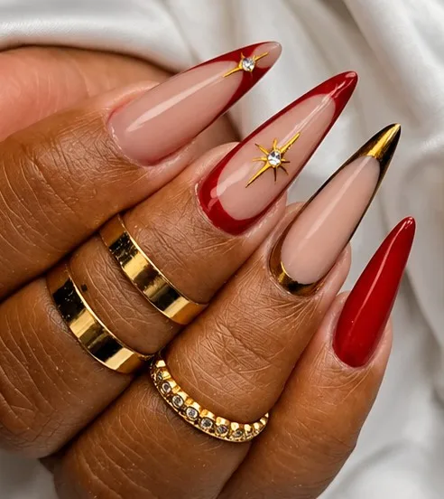 Alongamento vermelho com nail art dourada e strass