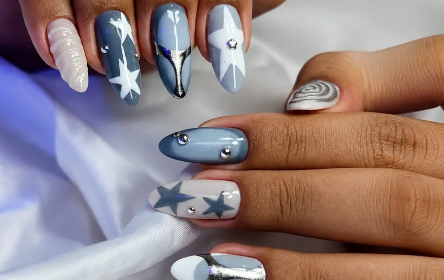 Nail art azul e branco com estrelas e cromado
